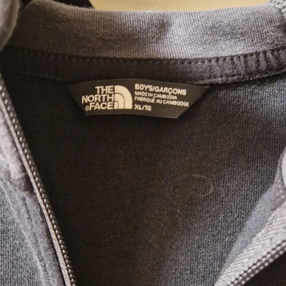 Säljer denna North Face tröja då den inte passar mig, aldrig använd endast tvättad så skicket är 10/10. Storlek XL ungdom men passar XS/liten S i vuxen. Nypris: 700kr, Mitt pris: 149kr. Hoodies.