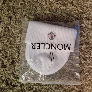 Moncler mössa - Oanvänd moncler mössa