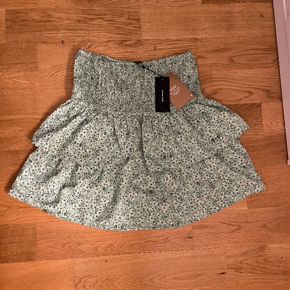 En grön kjol från vero Moda. Aldrig använd då det inte är min stil. Lappen är fortfarande kvar. Pris kan diskuteras . Kjolar.