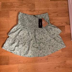 En grön kjol från vero Moda. Aldrig använd då det inte är min stil. Lappen är fortfarande kvar. Pris kan diskuteras 