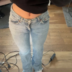 Ljusblå jeans  - Ett par snygga mid jeans från Gina🩵säljer då de inte används längre tyvärr  Midjemått: 36cm Innerbenslängd: runt 85cm