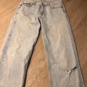 Gina jeans - Lågmidjade Gina jeans. Jag har klippt upp ett litet ”hål” på ena sidan (syns på bild 1) men går säkert att sy ihop lätt. Pris kan diskuteras. Nypris: 499
