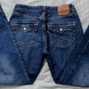Levis bootcut  - W29 L30 ”Noughties” Bootcut jeans från Levis. Köpt våren 23. Använda men inga defekter. Självklart tvättade! Passar mig bra som har S i underdelar. Priset står fast på dessa ❤️