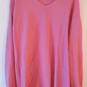Kofta rosa m-l - Endast provad urläcker tröja i strl m men passar även large. Läckra detaljer med rosetten i varje ärmslut samt liten slits på vardera sida.