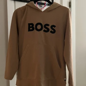 Hugo BOSS Hoddie (brun) - Skick-8/10 har en liten vit prick på mitten men den är helt ren,  👍DISKUTERBART PRIS 💸 (KIDS SIZE) Passar 9 -15 åringar