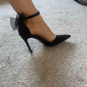 Klackar med rosett - Säljer dessa helt oanvända klackar med rosett då de dessvärre inte kommer till användning. Strl 39 💗