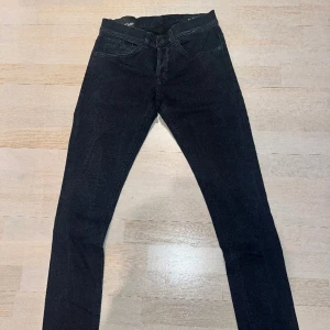 Dondup Jeans  - Storleken på Dondup Jeans varierar från tvätt till tvätt. På alla mina jeans står det 29 eller 30. Dom passar dig som ligger på midja ca 30. Köpta på United Fashion Göteborg. 