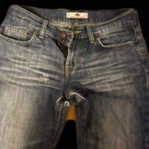 Ett par lågmidjade bootcut jeans från Fornarnia som är lite slitna här och var och lite ljusare än på bilderna (skriv för bilder). Strl står ej. Midjemått: 39cm. Innerbenslängd: 82 cm. Vidd längst ner: 23 cm. Skriv om det är något du undrar 💕
