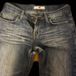 Fornarnia jeans  - Ett par lågmidjade bootcut jeans från Fornarnia som är lite slitna här och var och lite ljusare än på bilderna (skriv för bilder). Strl står ej. Midjemått: 39cm. Innerbenslängd: 82 cm. Vidd längst ner: 23 cm. Skriv om det är något du undrar 💕