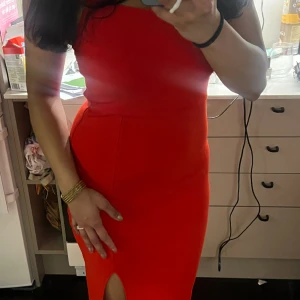 Röd klänning  - En tjusig röd klänning med en slit! Endast använd ett par få gånger! Mitt pris 199kr! 💘storlek S men passar även M! 