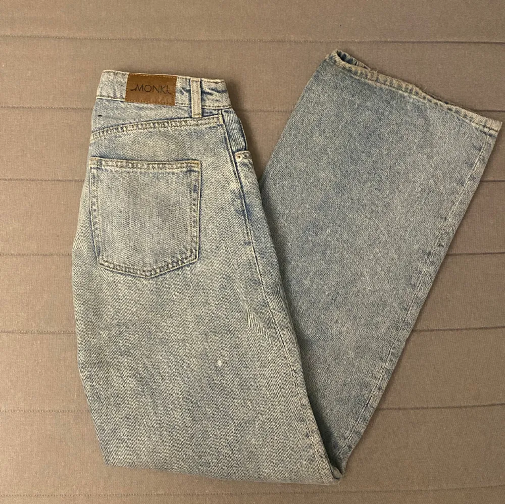 Högmidjade jeans med raka breda ben😊. Jeans & Byxor.