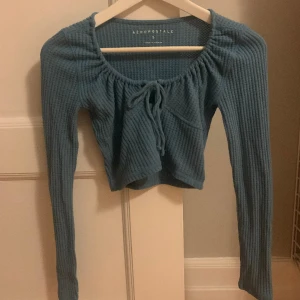 Blå topp - Blå gulligt topp. Aldrig använd. Skriv för fler bilder! Säljer även samma topp i vitt.