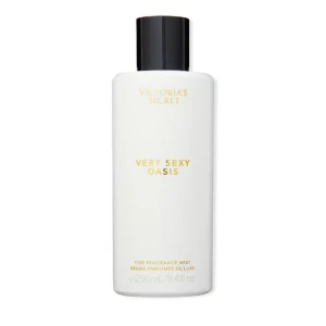 Very Sexy Oasis body mist 250ml - Doftar underbart fräscht men sexigt och feminint 😍🤌🏽 Köptes på Amsterdams flygplats för 2v sen köptes för 32€. Anvönd 6-7 sprut. Säljer då jag köpte andra parfymer och använder dem mer kanske någon annan får glädje av denna fina doft 🥰😍