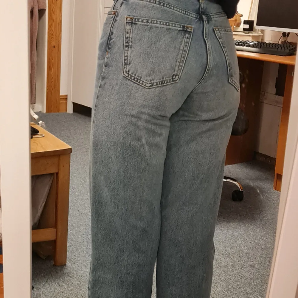 Monki Yoko jeans som är lite för tighta och korta för mig än vad jag hade önskat. Jag är 166cm. Sparsamt använda :). Jeans & Byxor.