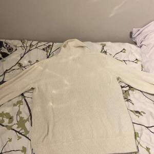 En stickad vit tröja som jag köpte för ungefär 5 månader sedan, använder sällan så det är därför jag säljer den.