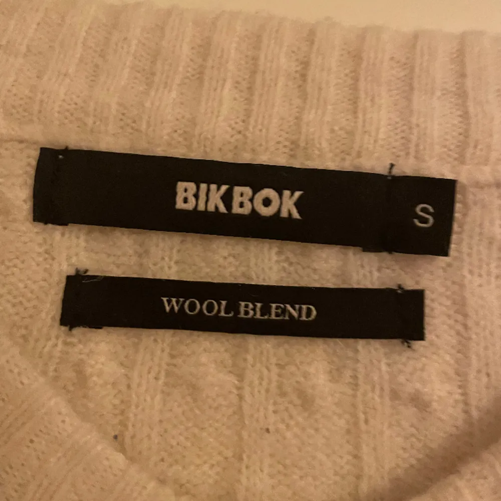 Säljer en krämvit stickad tröja i storlek S från Bikbok, andvänd några gånger men materialet är fortfarande skönt och färgen är desamma.. Tröjor & Koftor.