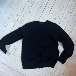 100% Kashmir Uniqlo (L) - Svart stickad tröja från Uniqlo, använd men i bra skick. Svart i hundra procent Kashmir  