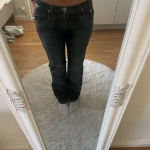  blåa jeans  - Skit fina blå jeans som är low waist och boutcut!!!! Pris kan diskuteras privat!!! Det är 164 men passar som Xs/32/34