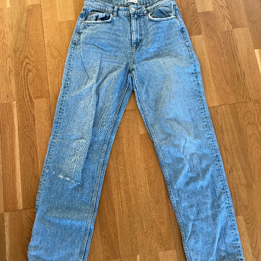 Ett par straight jeans från Gina som inte passar mig. Första bilden är ett par liknande! Fler och bättre bilder vid intresse💕. Jeans & Byxor.