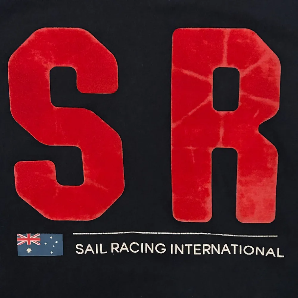 Fet Sail Racing tröja i storlek M. För mått på plagget skriv privat. Vi erbjuder samfrakt vid köp av flera produkter. Använd gärna plicks ”Köp” knapp. 😊. T-shirts.