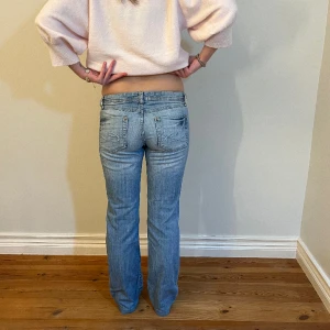 Lågmidjade ljusa jeans  - vintage jeans!💕 Midjemått( rätt över): 39cm Inerbenslängd: 75cm  Lårmått ( rätt över):24cm    Köp gärna via ”KÖP NU”💖 Skriv ifall ni har några frågor eller funderingar // perfectjeans🫶