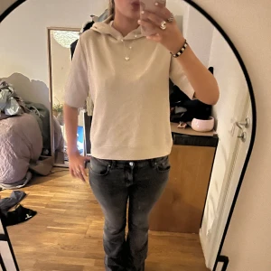 Kort ärmd hoodie  - Super söt kort ärmd hoodie, helt oanvänd 