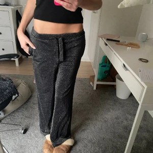 Söta glitter byxor  - Säljer dessa glittriga byxor som jag fick för en evighet sedan.. tyvärr kommer dem inte till användning 💖