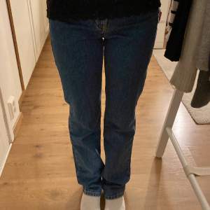 Raka jeans som är midwaist, storlek 34