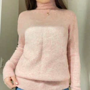 Rosa stickad tröja med polo - En supersöt stickad polotröja från & other stories som inte kommer till användning💞