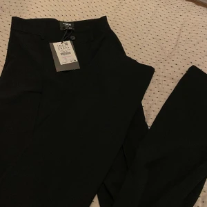 Svarta kostymbyxor - Svarta raka kostymbyxor från Pull & bear. Helt oanvända, med prislapp kvar. Säljer pga. fel storlek.