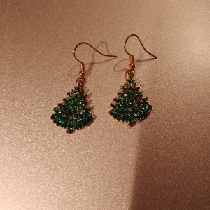 Gran örhängen  - Jätte söta örhängen som föreställer granar. Bra skick, bara provade💗