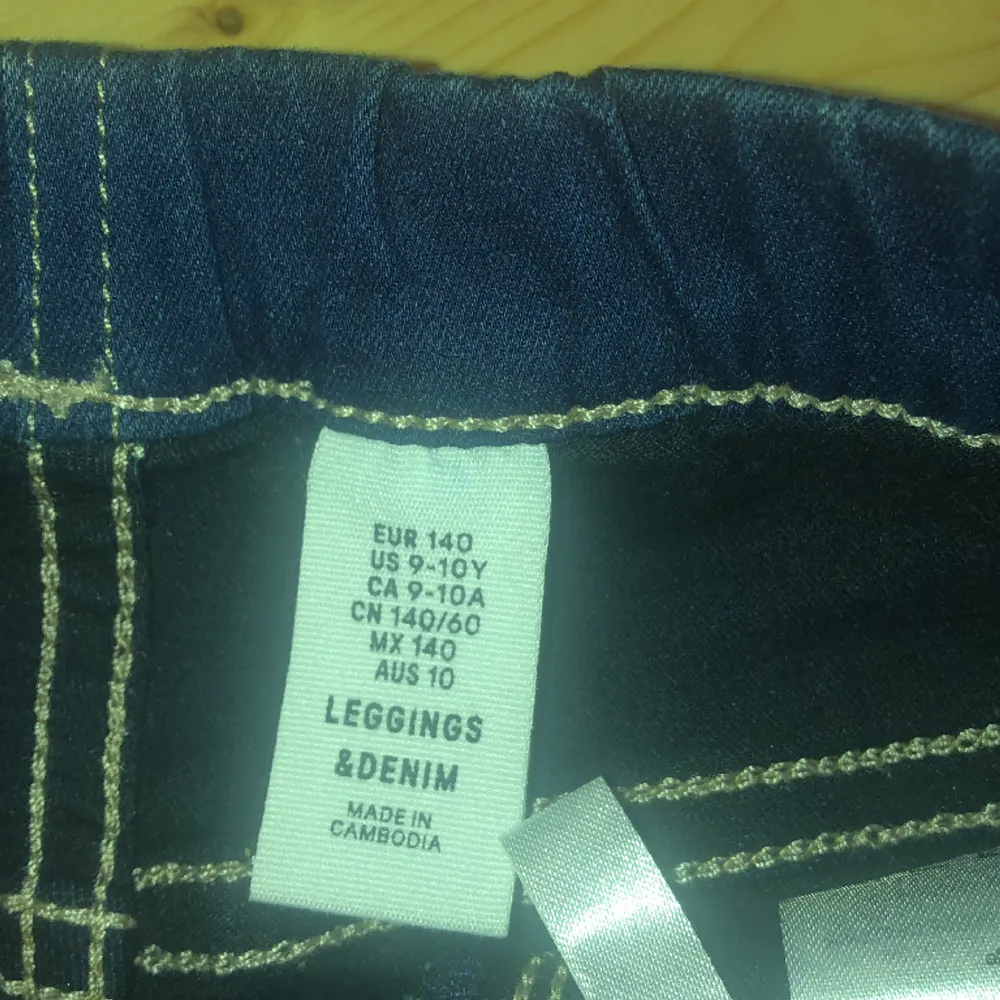 Hej! Jag säljer ett par blå jeans 😸 dem är i bra skick. Hoppas du blir intresserad!😸. Jeans & Byxor.