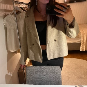 Beige kappa - Supersnygg beige kappa som går att knäppa omlott! Säljer den då jag har en liknande🐆💘