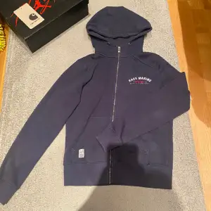 Säljer min race marine zip hoodie i strlk 38=M. Den e skick 9/10 bara använd några gånger ingen defekt. Väldigt skön och perfekt för vinter kylan. Priset kan diskuteras.