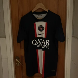 Psg tröja Messi  - Tja! Säljer en Psg tröja med Messi, den är från säsongen 2022 och den är väll omhändertagen, storlek M. Kom med bud