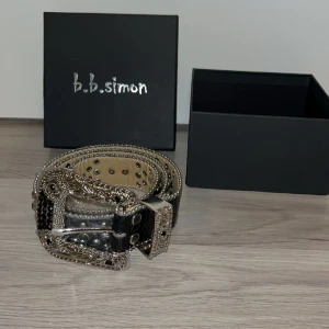 B.B Simon bälte  - Ett helt oanvänd B.B Simon bälte fick det av min bror i julklapp men de va för litet för mig där av säljes de. 499kr men byten kan också vara intressant😇