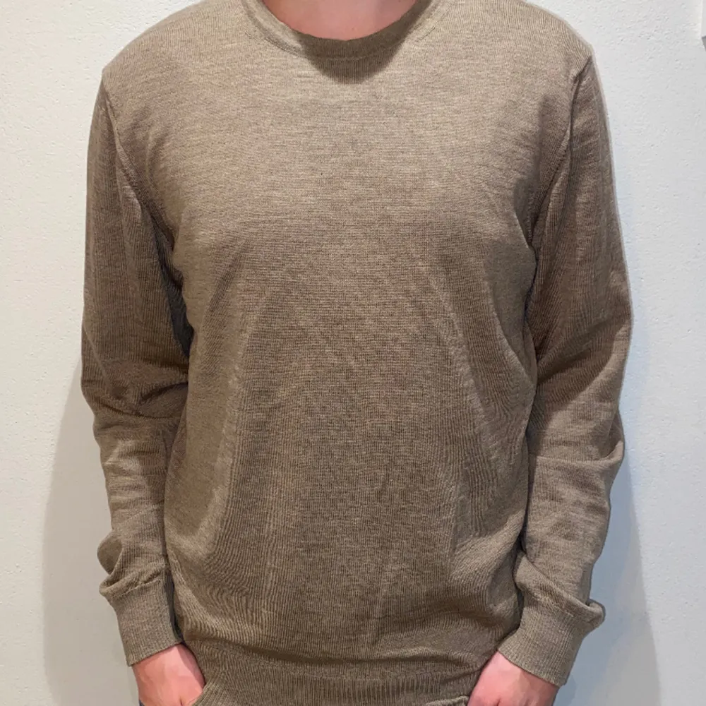 Här säljer vi en riktigt skön stickad tröja i 100% merinoull från J.Lindeberg. Tröjans skick är 9/10 och storleken är XL men sitter mer som en storlek L. Modellen på bilden är 180 cm och väger 77 kg. . Tröjor & Koftor.
