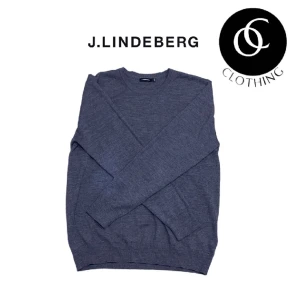 J.Lindeberg tröja - Här säljer vi en riktigt skön stickad tröja i 100% merinoull från J.Lindeberg. Tröjans skick är 9/10 och storleken är XL men sitter mer som en storlek L. Modellen på bilden är 180 cm och väger 77 kg. 