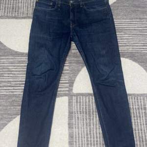 Ett par skinny Levis jeans som är i princip ny skick och knappt använda inga fläckar eller liknande