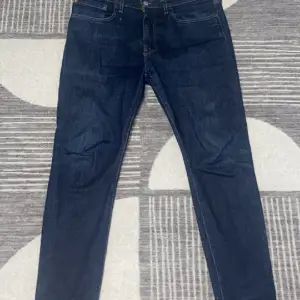 Ett par skinny Levis jeans som är i princip ny skick och knappt använda inga fläckar eller liknande