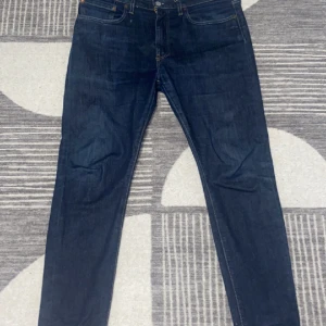 Levis 512 - Ett par skinny Levis jeans som är i princip ny skick och knappt använda inga fläckar eller liknande