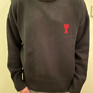 *Bra pris* Ami crewneck  - Nu när det är minus grader ute vill alla ha en varm tröja. Då säljer jag nu denna oanvända ami Paris tröjan utan defekter för bra pris. Modellen på bilden är 178cm och väger 75 kg. Skriv angående frågor och funderingar för snabbt svar! 