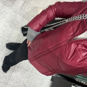 Vinröd dunjacka  - Tunnare dunjacka som är perfekt nu till våren! Storlek S🤍