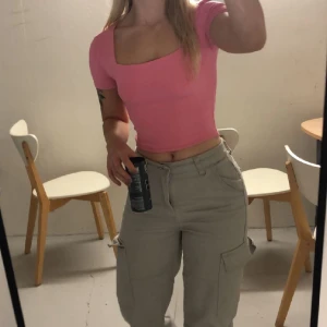 T-shirt  - Använd fåtal gånger. Stark färg. Nypris 199kr