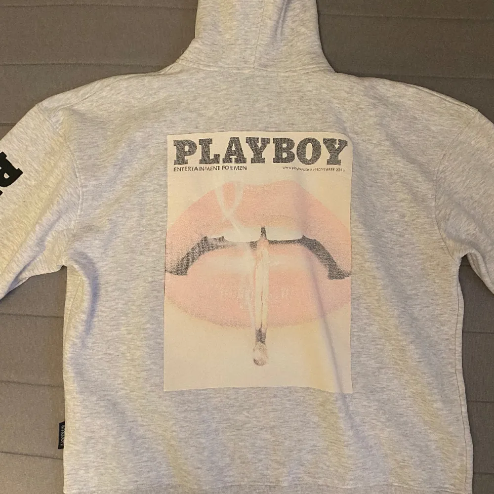 Lång oversized luvtröja med dragkjeda, från Playboy x missguided. . Hoodies.