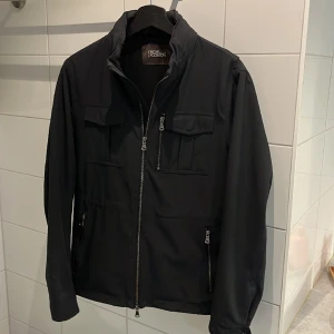 Oscar Jacobson jacka - Galet snygg höst jacka. Sick 9/10 knappt använd. Kom IG för mera detaljer finns mycket snyggt på denna jackan. Priset sänks lätt🙌. IG liassandstrom 