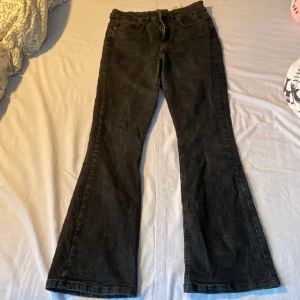 flared jeans - Flared jeans, för stora för mig