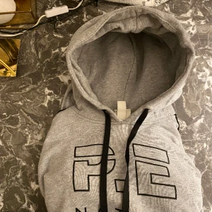 P.E Nation - Denna jättefina träningströjan från P.E nation kommer tyvärr inte till användning på grund av att den är för liten❤️ det är ett samarbete med P.E nation och hm❣️  Kontakta för bilder med plagget på!