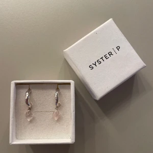 Syster p - Jättesöta silverörhängen från syster p❤️Nypris 999! Andvända max 5 gånger❤️