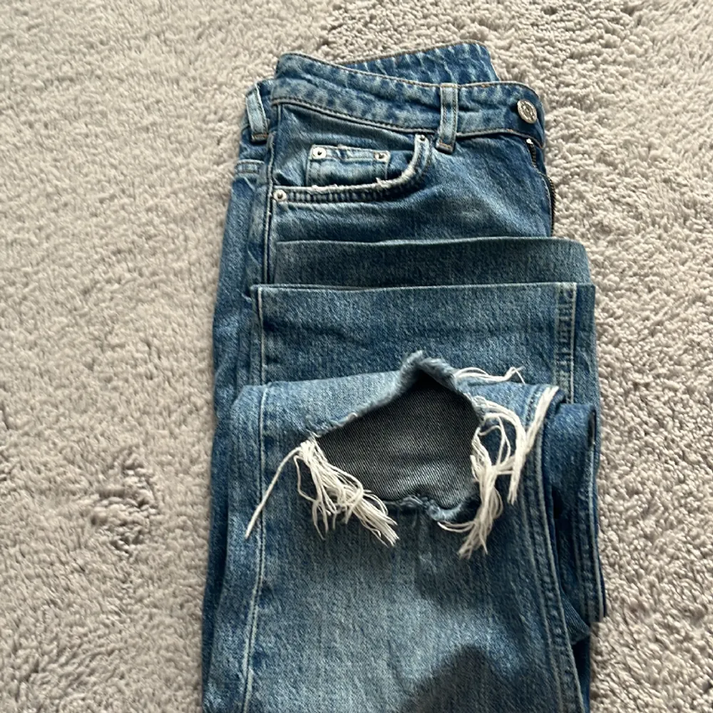 Säljer mina jeans från Ginatricot då dom är för små. I bra skick! Uppsydda men går att sprätta bort. Skriv till mig innan du köper plagget!!!!!❤️. Jeans & Byxor.
